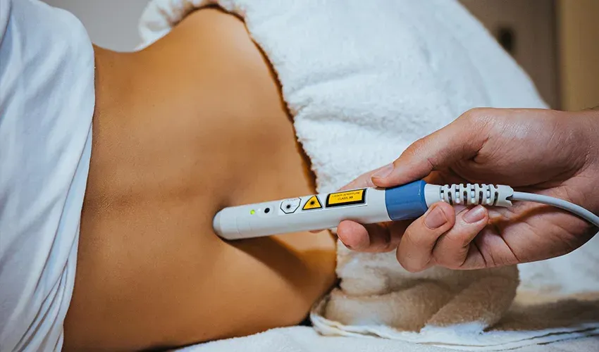 Physiotherapist treating a patient at PHYSIOWRLD physical therapy clinic in New Belgrade