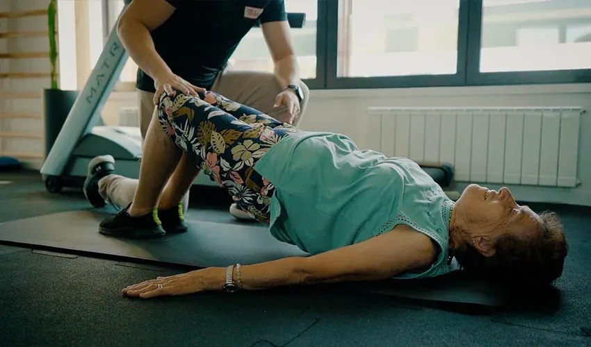 Athlete performing supervised rehabilitation exercise with a physiotherapist at PHYSIOWRLD